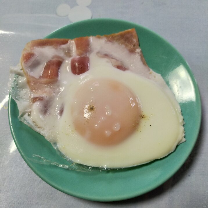 朝食にベーコンエッグ